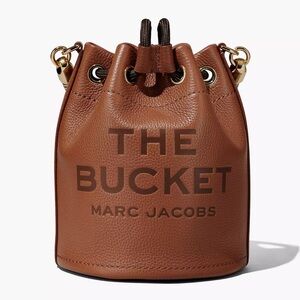 Marc Jacobs The LEATHER BUCKET BAG. 6